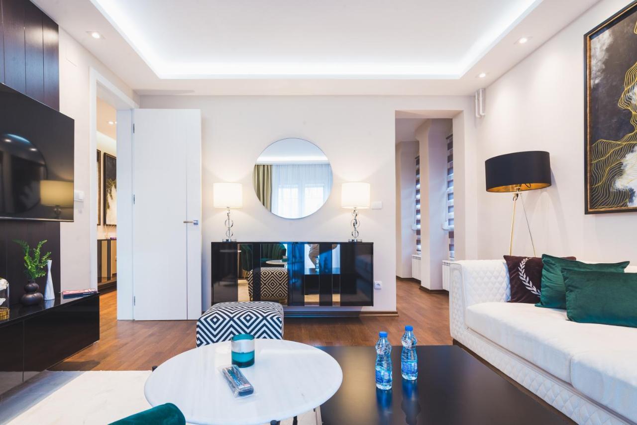 Majestic Apartment ยาโกดินา ภายนอก รูปภาพ